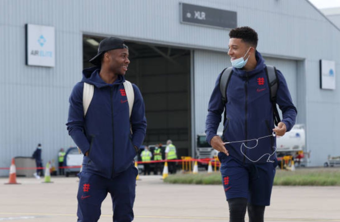 Man United muốn bán Sancho (phải) và không mặn mà với Sterling (trái).